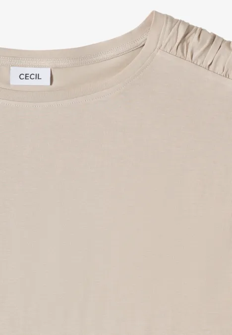 Beige T-Shirt mit Rundhalsausschnitt und gerafftem Schulterdetail, Markenlabel 'CECIL' im Nacken.